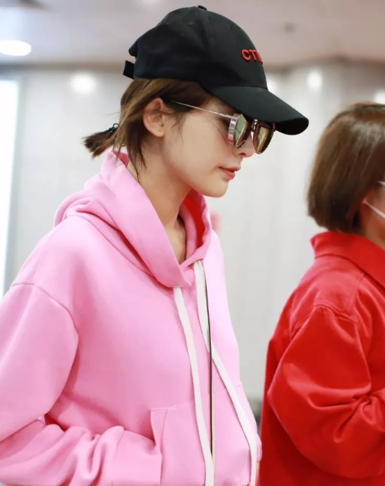 今年秋冬最chic！原來短發(fā)和帽子這么配?。? style=