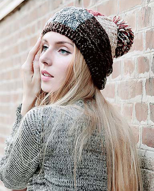 女生在冬季戴帽子怎么搭配才好看 女生在冬季戴帽子怎么搭配才好看